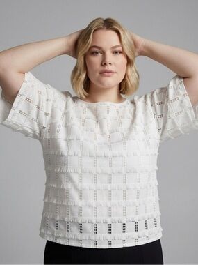 Vintage BBCGMAXAZRIA Women’s White Textured Eyelet Short-Sleeve Top
